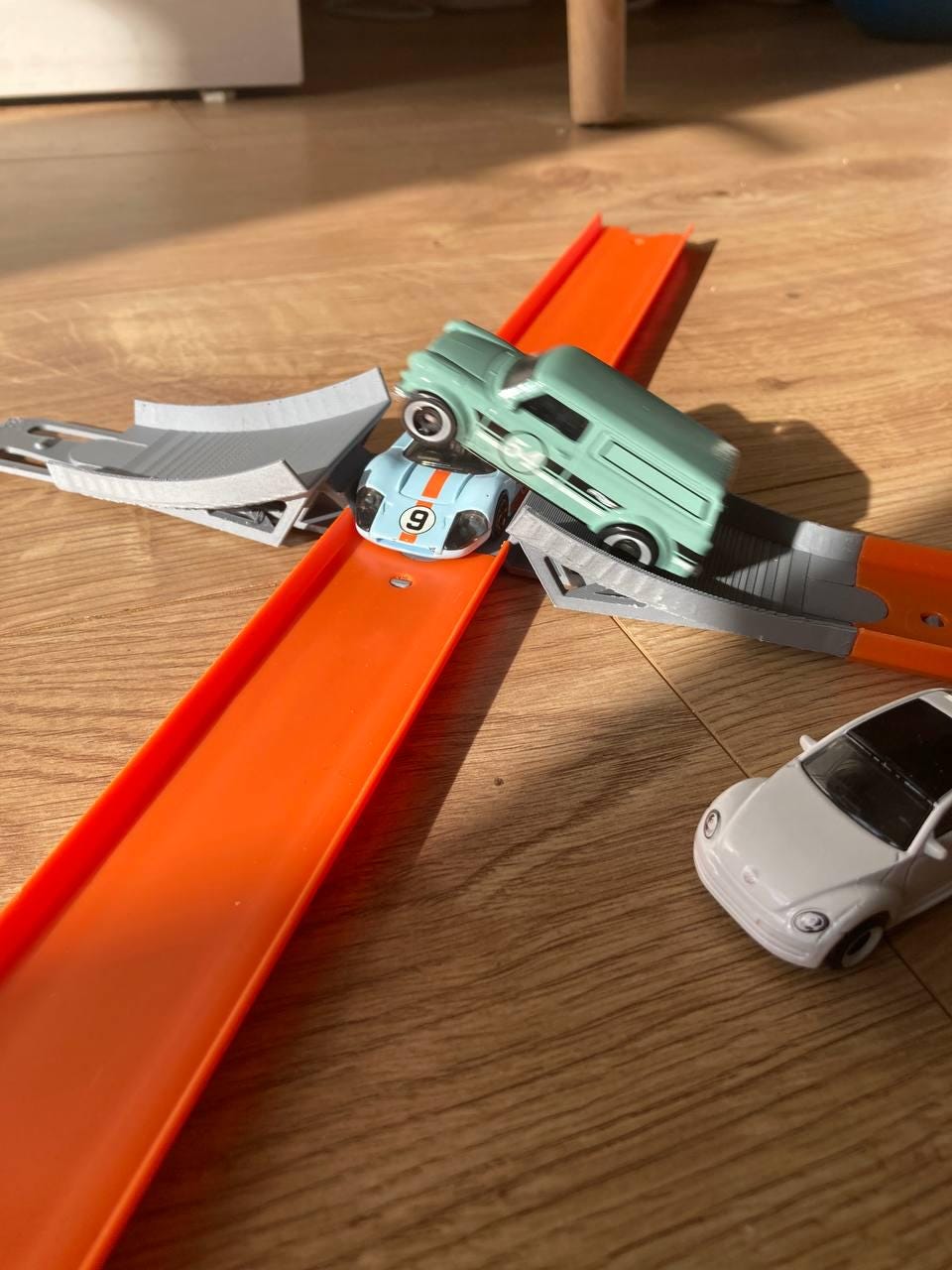 Hot wheels compatible track crossroads jump, 4 way track adaptor
